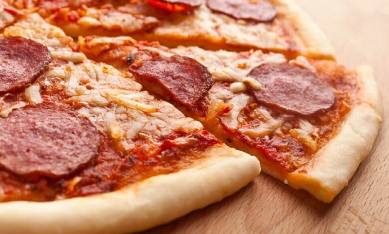 Pizza de calabresa feita com Rap10