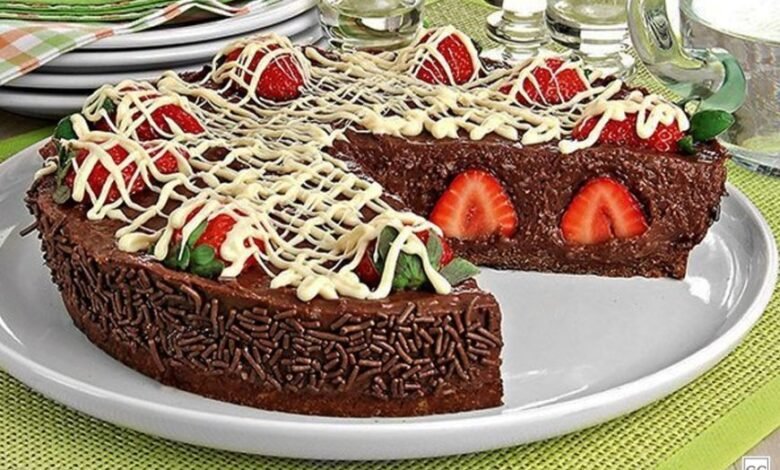 Torta de brigadeiro com morango - Fácil e deliciosa